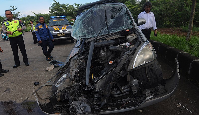 Rem Blong, Truk Kontainer Terguling Timpa Mobil di Simpang Solidaritas Boyolali - Bagian 2