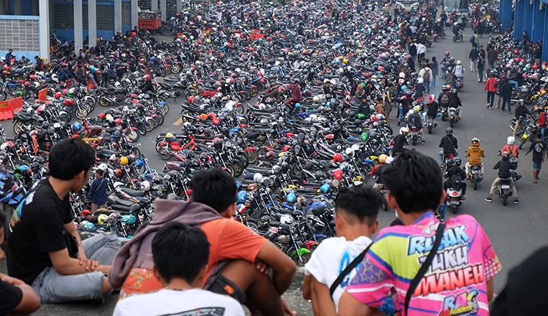 Ribuan Motor Honda CB Banjiri Terminal Tirtonadi Solo - Bagian 1