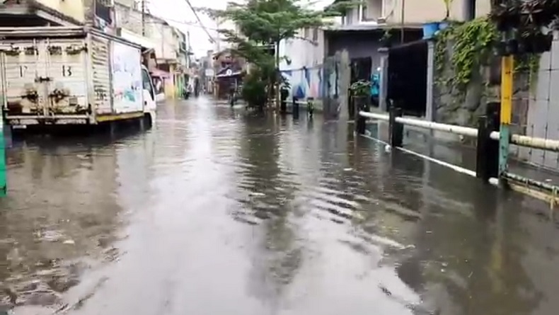 Hujan Deras Guyur Kota Bandung, Permukiman Warga dan Jalan Citarip Terendam Banjir 1 Meter