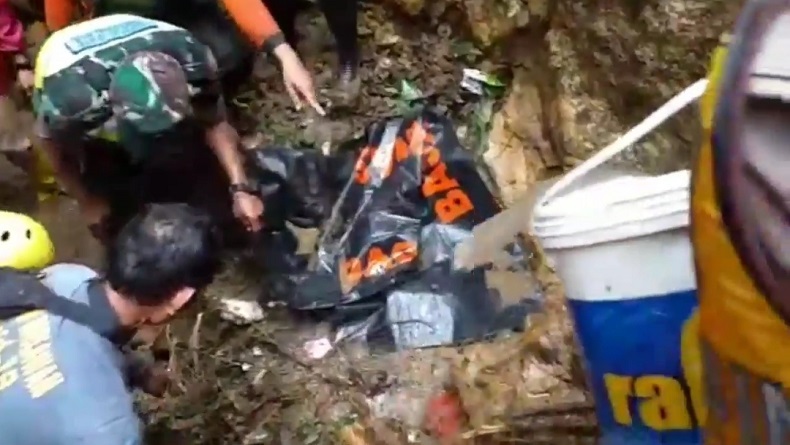 Jasad Korban Bus Pariwisata Ditemukan Tertimbun Tanah 1 Meter di Dasar Jurang Rajapolah Tasikmalaya