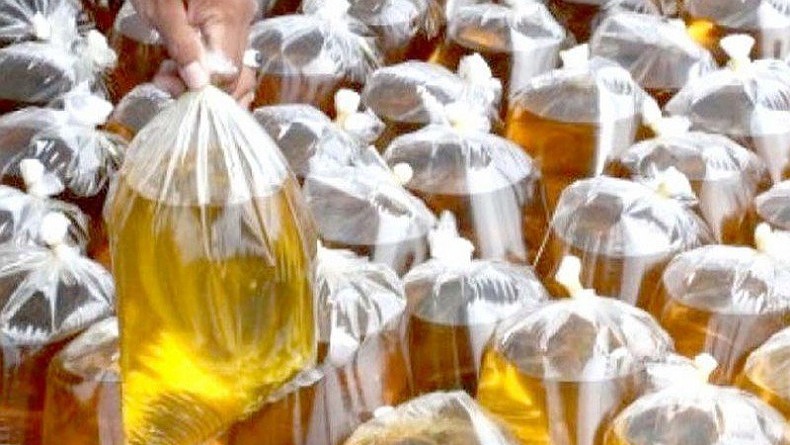 Penjual Keberatan Beli Minyak Goreng Curah Bakal Pakai PeduliLindungi, Bikin Ribet