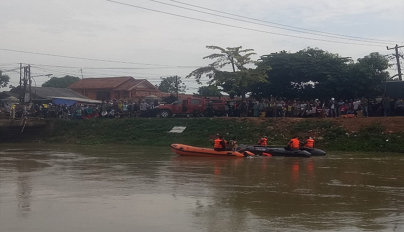 Heboh, Mobil Pengangkut 6 Koper Uang Terjun ke Sungai Irigasi di Karawang