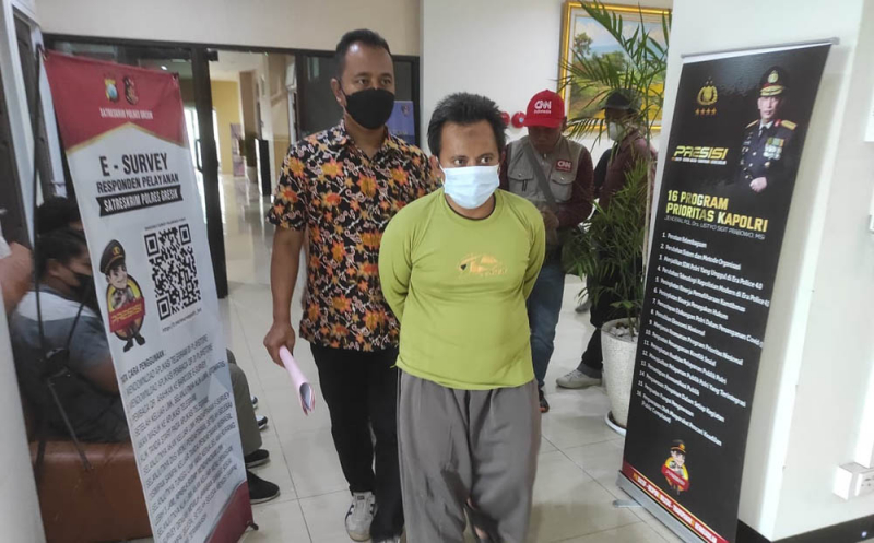 title Pria Viral Lecehkan Bocah Perempuan di Gresik Tertangkap, Ini Tampangnya Pria Viral Lecehkan Bocah Perempuan di Gresik Tertangkap, Ini Tampangnya