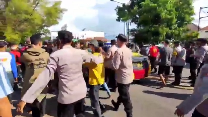 Aksi Protes Warga Lemahwungkuk Cirebon terkait Bongkar Muat Batubara Berujung Ricuh