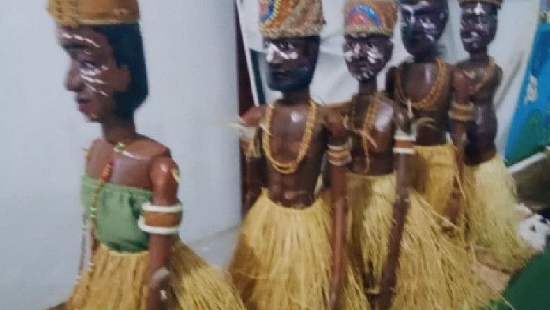 Kreatif, Siswa SMK di Raja Ampat Papua Barat Buat Wayang dari Batang Sagu