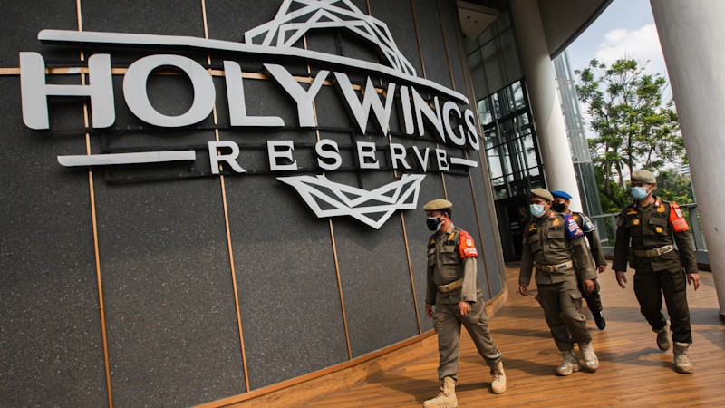 Foto-Foto 12 Outlet Holywings Disegel Satpol PP DKI Jakarta - Bagian 3
