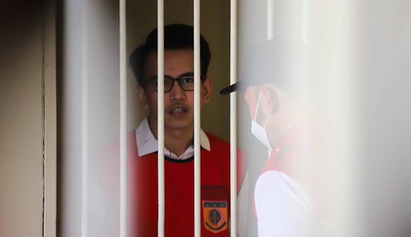 Ekspresi Adam Deni Divonis 4 Tahun Penjara  - Bagian 2