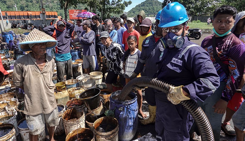 Warga Kumpulkan Tumpahan Minyak Mentah di Dermaga Wijayapura Cilacap - Bagian 2