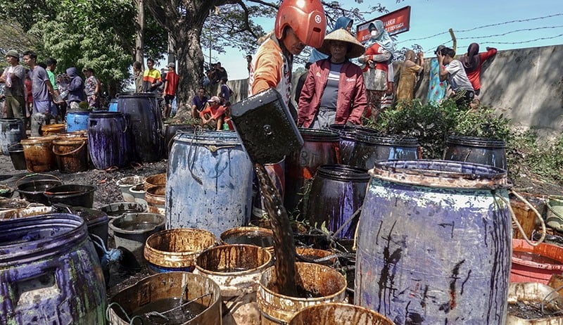 Warga Kumpulkan Tumpahan Minyak Mentah di Dermaga Wijayapura Cilacap - Bagian 3