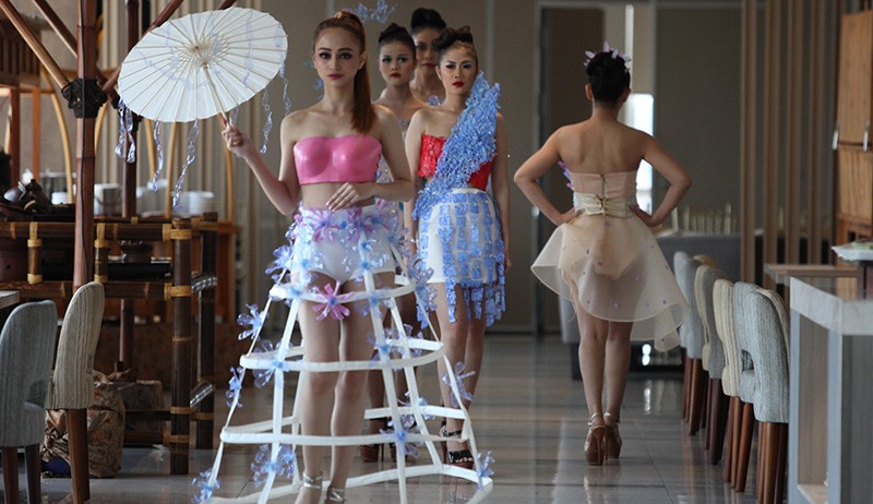 Deretan Model Cantik Pakai Busana dari Limbah Botol Plastik - Bagian 2