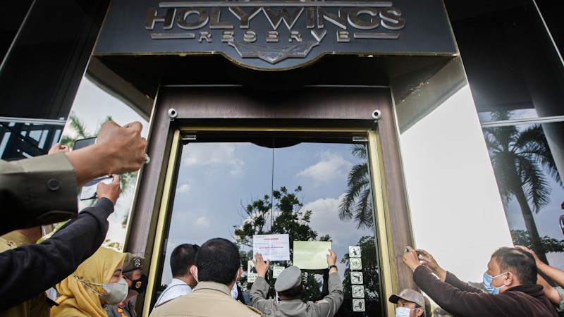 Foto-Foto 12 Outlet Holywings Disegel Satpol PP DKI Jakarta - Bagian 1