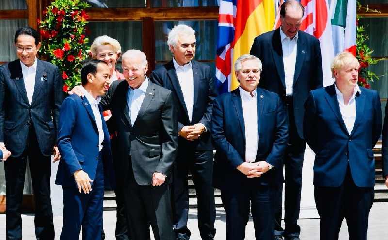 Ketika Jokowi Dirangkul Biden dan Tertawa Bersama di Pertemuan G7