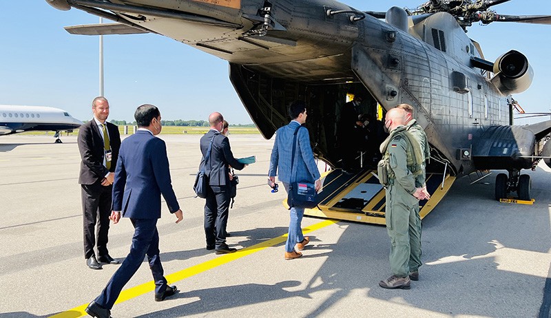 Momen Presiden Jokowi bersama PM India Narendra Modi Naik Helikopter Militer - Bagian 3