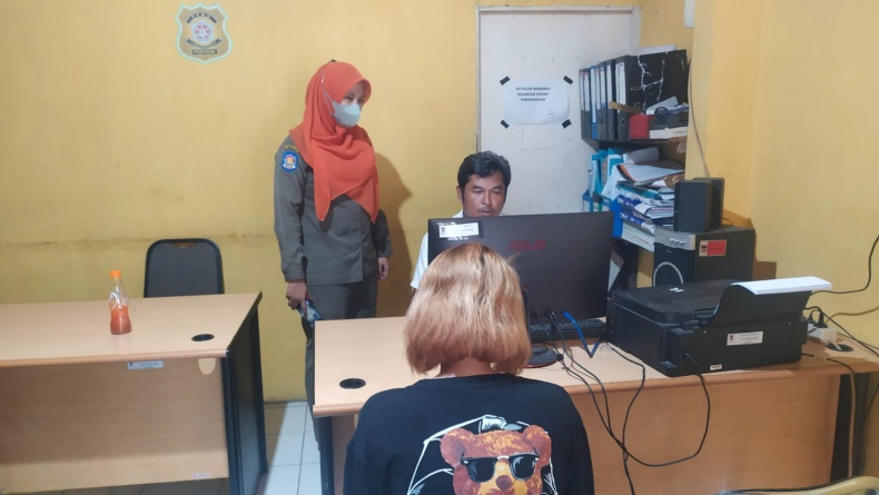 Asyik Mesum di Kamar Kos, Perempuan Berambut Emas Panik Digerebek Warga