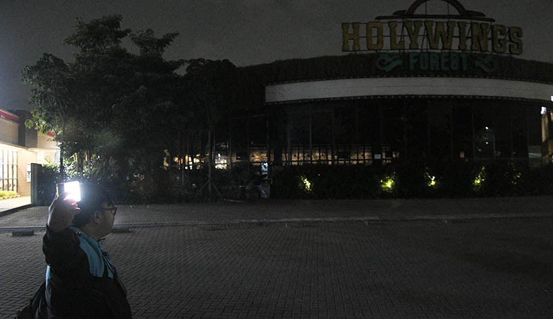 Petugas Ramai-Ramai Periksa Izin Bar Holywings Bekasi - Bagian 3
