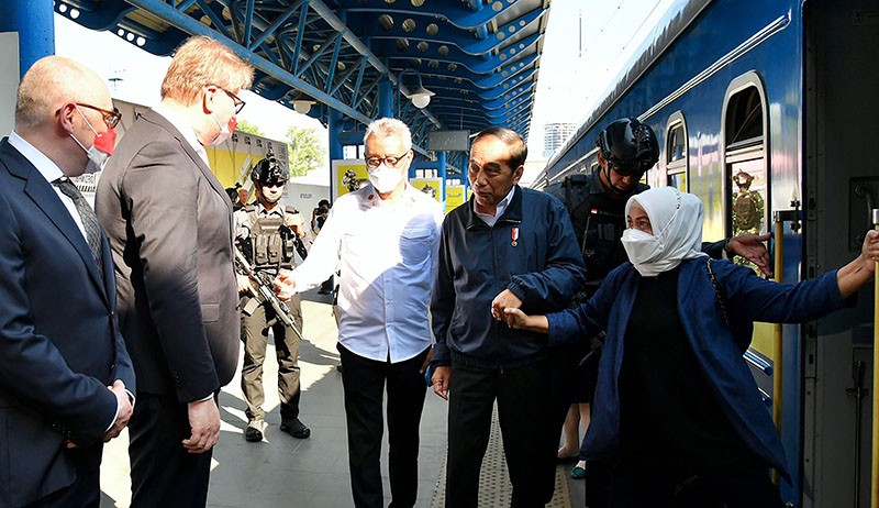 Foto Presiden Jokowi Tiba di Ukraina, Dikawal Ketat Tentara Bersenjata Lengkap - Bagian 2