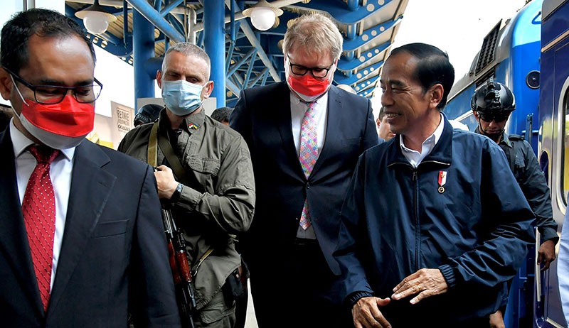 Foto Presiden Jokowi Tiba di Ukraina, Dikawal Ketat Tentara Bersenjata Lengkap - Bagian 3