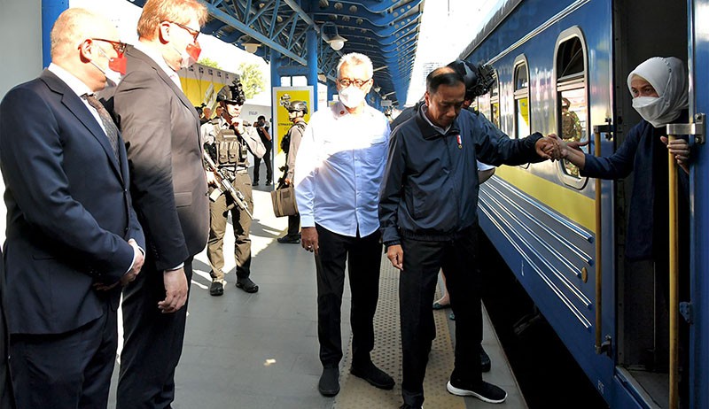Foto Presiden Jokowi Tiba di Ukraina, Dikawal Ketat Tentara Bersenjata Lengkap - Bagian 1