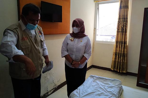 title Kisah Isoter Asrama Haji Sleman, Sempat Ditolak hingga Petugas Urus Jenazah dengan Alat Berat Kisah Isoter Asrama Haji Sleman, Sempat Ditolak hingga Petugas Urus Jenazah dengan Alat Berat
