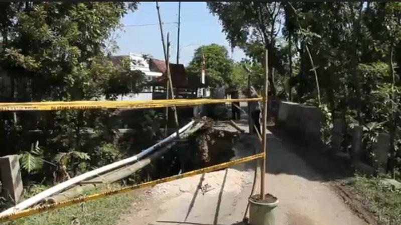title Jalan di Desa Gembol Blora Longsor, Warga Terpaksa Memutar 10 Kilometer Jalan di Desa Gembol Blora Longsor, Warga Terpaksa Memutar 10 Kilometer