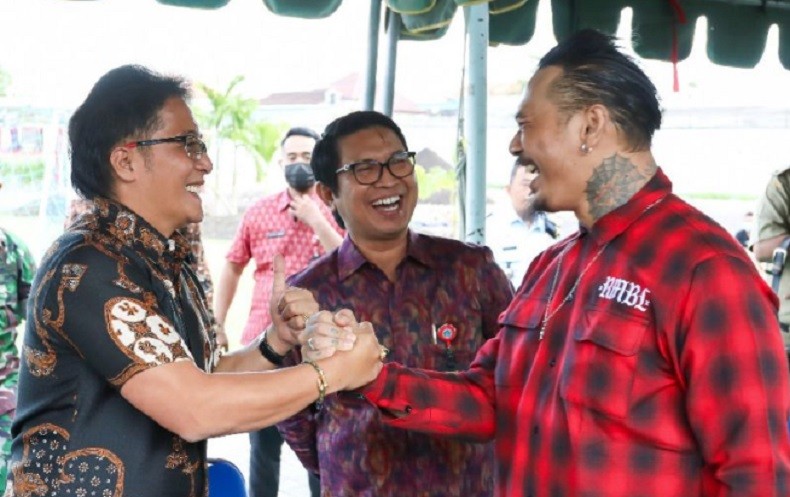 Jerinx Terima Alat Musik untuk Warga Binaan Lapas Kerobokan