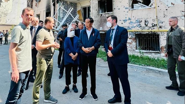Foto-Foto Presiden Jokowi Kunjungi Apartemen yang Hancur akibat Perang di Ukraina