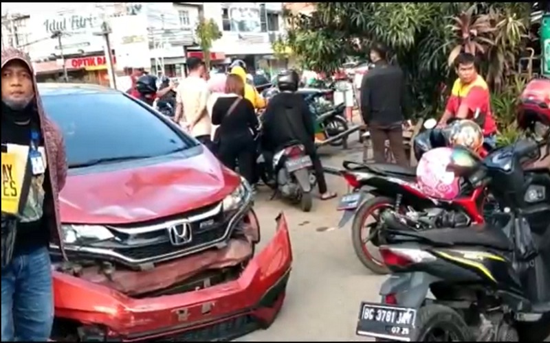 Mobil Tabrak Motor usai Terobos Lampu Merah Atmo Palembang, 1 Orang Luka di Kepala