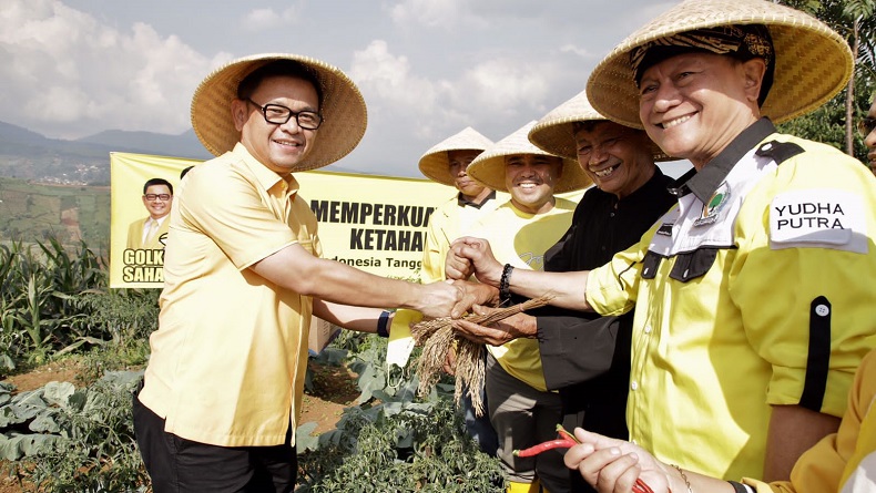 Kang Ace Dukung Kemandirian Petani, Bagikan Benih Padi Huma di Cimenyan Bandung 