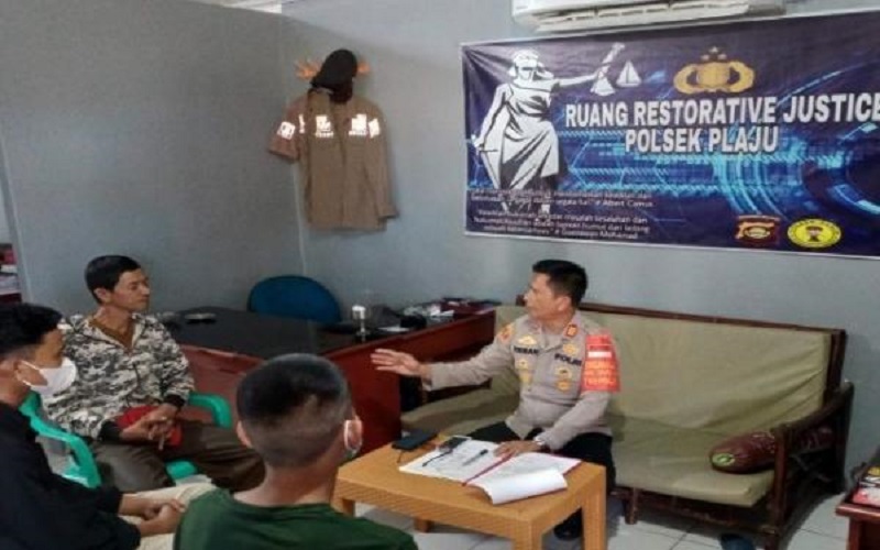 Bobol Bengkel Motor, 2 Pria Ini Menangis Bertemu Korban di Kantor Polisi