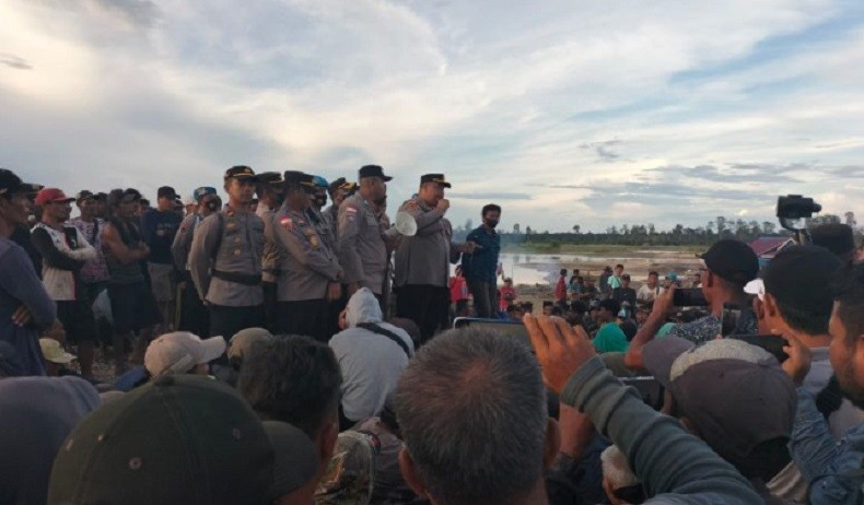 Tertibkan Tambang Ilegal, Kapolres Kapuas Hulu Temui Ratusan Pekerja PETI
