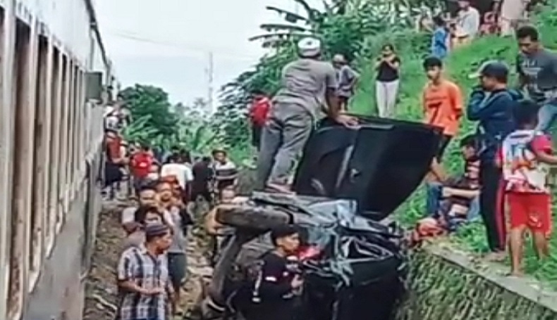 title Tertahan di Pelintasan Sirnagalih Cianjur, Agya Terseret Kereta Sejauh 120 Meter Tertahan di Pelintasan Sirnagalih Cianjur, Agya Terseret Kereta Sejauh 120 Meter