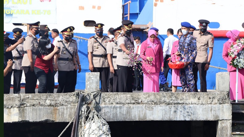 Teladani Semangat para Pahlawan, Polresta Upacara Tabur Bunga di Dermaga 4 Pelabuhan Manado