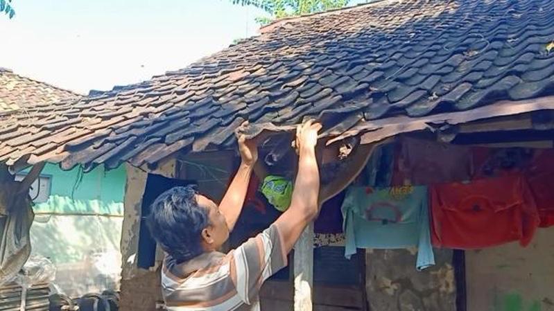 Kisah Pilu Warga Brebes, 5 Tahun Tinggal di Rumah Hampir Roboh Tanpa Listrik dan MCK