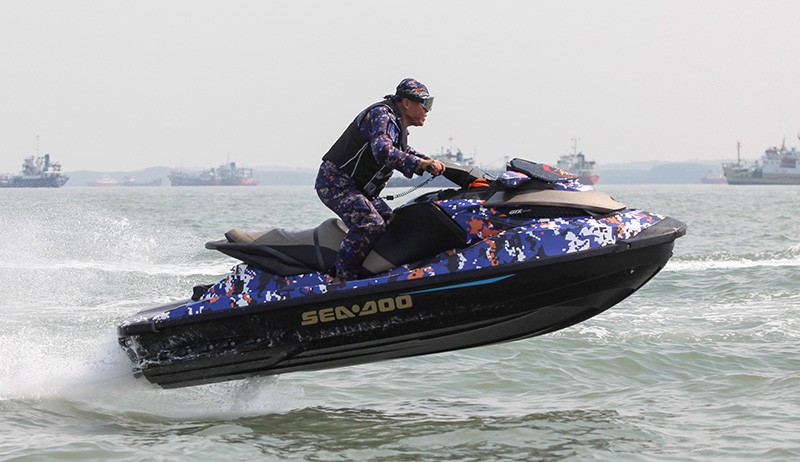 Aksi Personel Polairud Polda Jatim Bemanuver dengan Jetski - Bagian 1