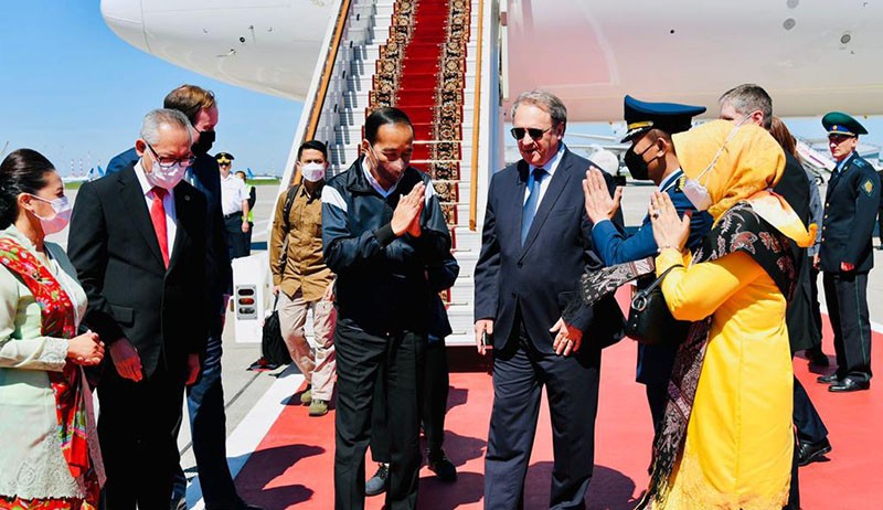 Tiba di Moskow, Presiden Jokowi dan Iriana Diberikan Bunga oleh Pejabat Rusia - Bagian 4