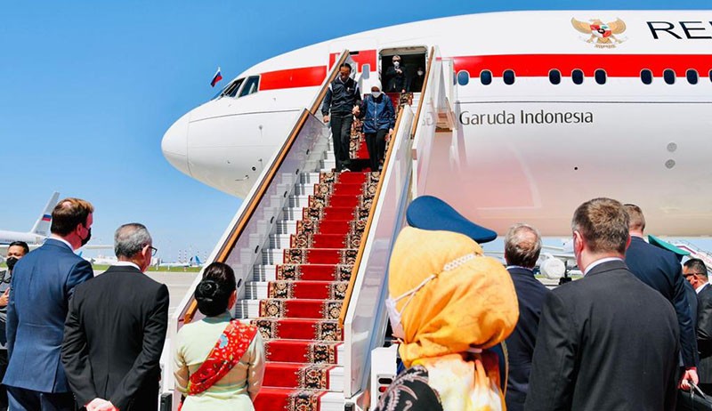 Tiba di Moskow, Presiden Jokowi dan Iriana Diberikan Bunga oleh Pejabat Rusia - Bagian 3