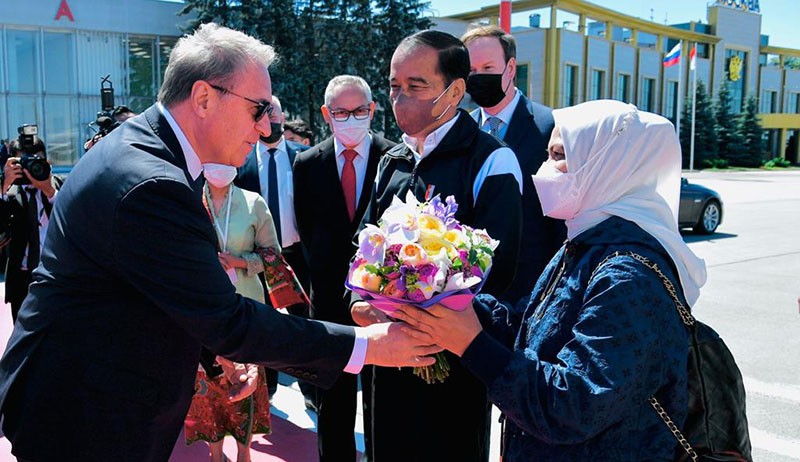 Tiba di Moskow, Presiden Jokowi dan Iriana Diberikan Bunga oleh Pejabat Rusia - Bagian 1