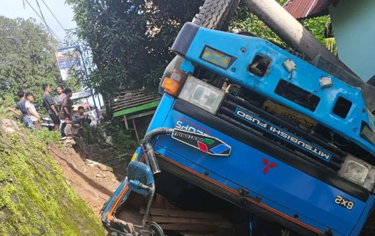 Mobil Tangki BBM Terbalik di Tapanuli Tengah, Sopir Tewas dan 2 Luka-Luka
