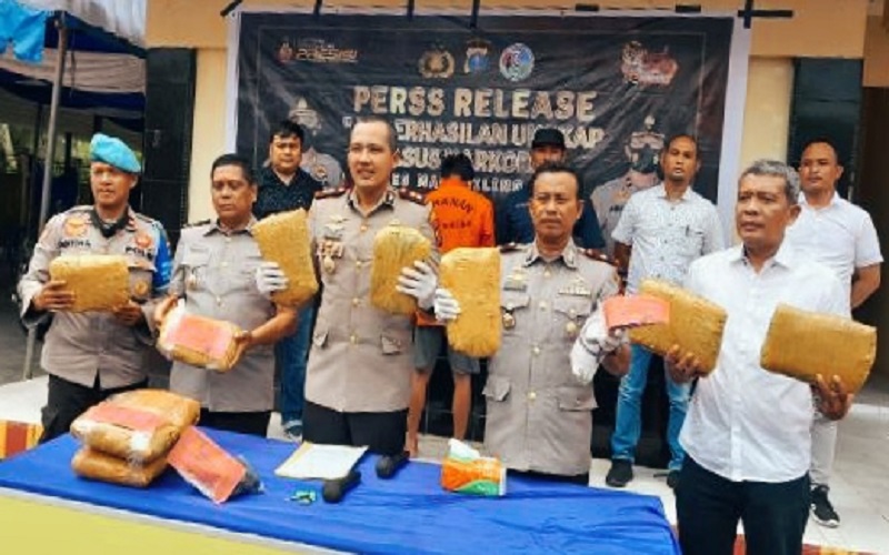 title Bandit Narkoba di Madina Ditangkap dengan 7,8 Kilogram Ganja Bandit Narkoba di Madina Ditangkap dengan 7,8 Kilogram Ganja