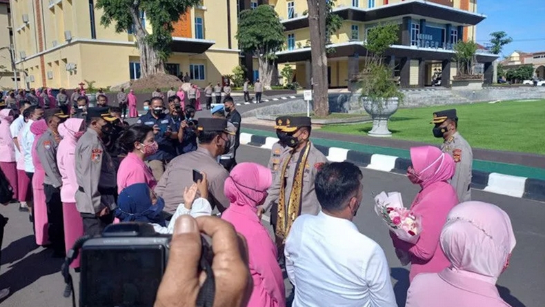 Datang ke Mapolda Lampung, Irjen Pol Akhmad Wiyagus Disambut Pedang Pora