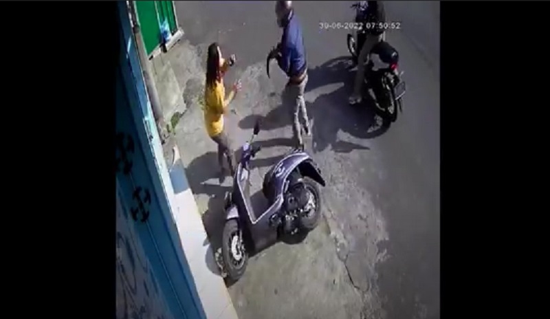 Viral, Detik-Detik Perempuan Gagalkan Pencurian Motor dan Diancam Celurit 