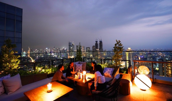 Sensasi Kita Bar: Yuyake, Musik dan Lampu Cantik Jakarta, Rooftopnya Instagramable!