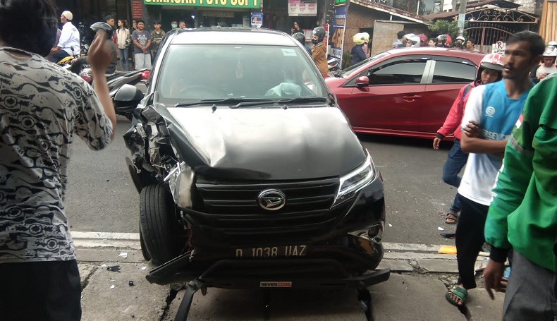 SUV Tabrak Angkot di Cipanas Cianjur, Sopir Terjepit Badan Kendaran yang Ringsek