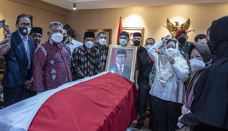 Suasana Haru Rumah Duka Menpan RB Tjahjo Kumolo - Bagian 3