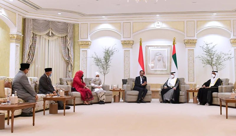 Foto Menhan Prabowo Sambut Kedatangan Presiden Jokowi di Bandara Abu Dhabi - Bagian 2