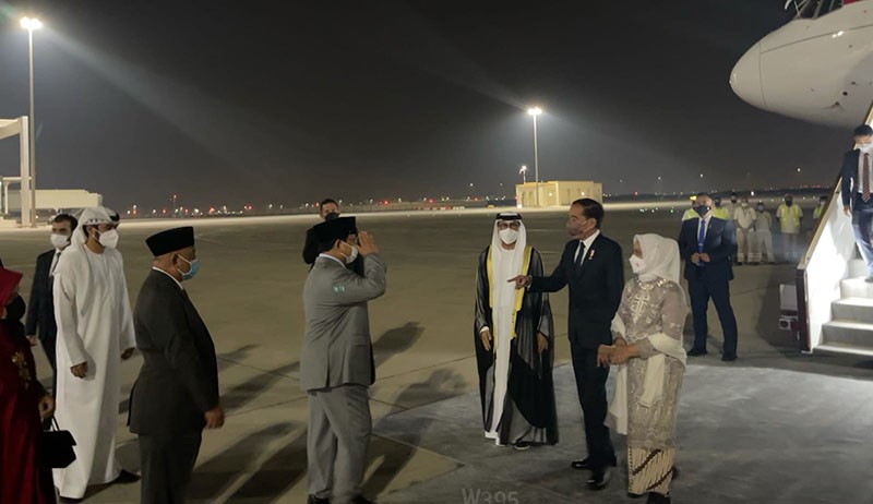 Foto Menhan Prabowo Sambut Kedatangan Presiden Jokowi di Bandara Abu Dhabi - Bagian 3