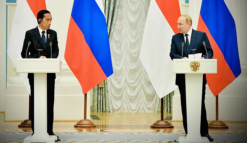 Jokowi Jabat Tangan Putin, Siap Menjadi Jembatan Komunikasi Damai Rusia-Ukraina - Bagian 3