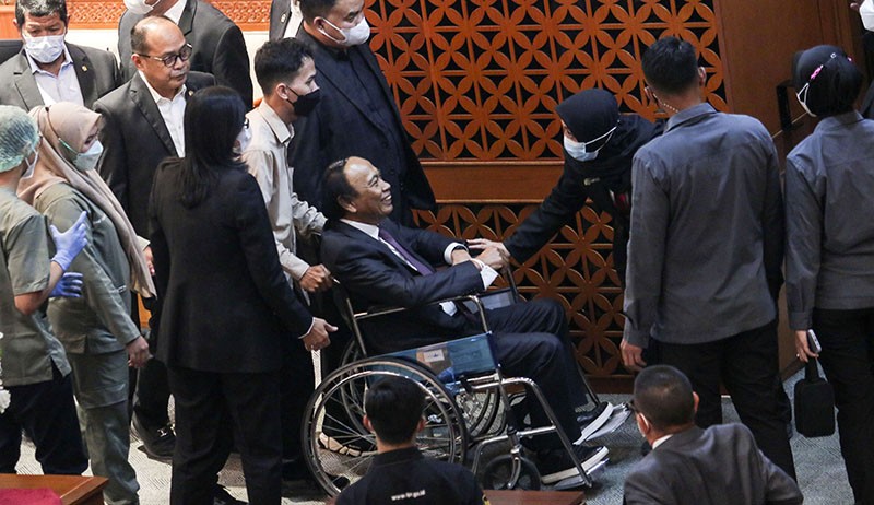 Detik-Detik Wakil Ketua Banggar DPR Jatuh usai Berikan Laporan kepada Puan Maharani - Bagian 6
