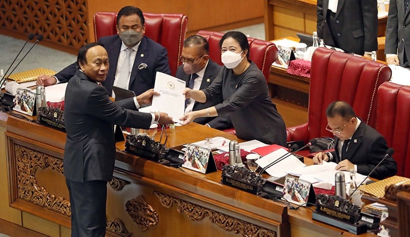Detik-Detik Wakil Ketua Banggar DPR Jatuh usai Berikan Laporan kepada Puan Maharani - Bagian 2