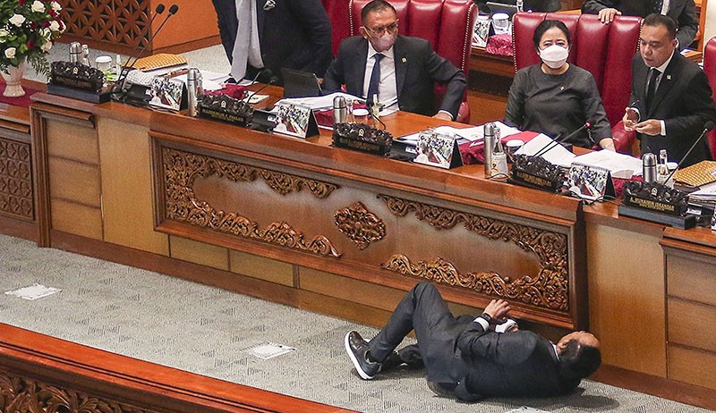 Detik-Detik Wakil Ketua Banggar DPR Jatuh usai Berikan Laporan kepada Puan Maharani - Bagian 3